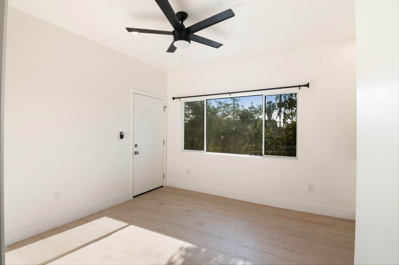 Los Angeles Apartment: 1039 N Bonnie Brae St