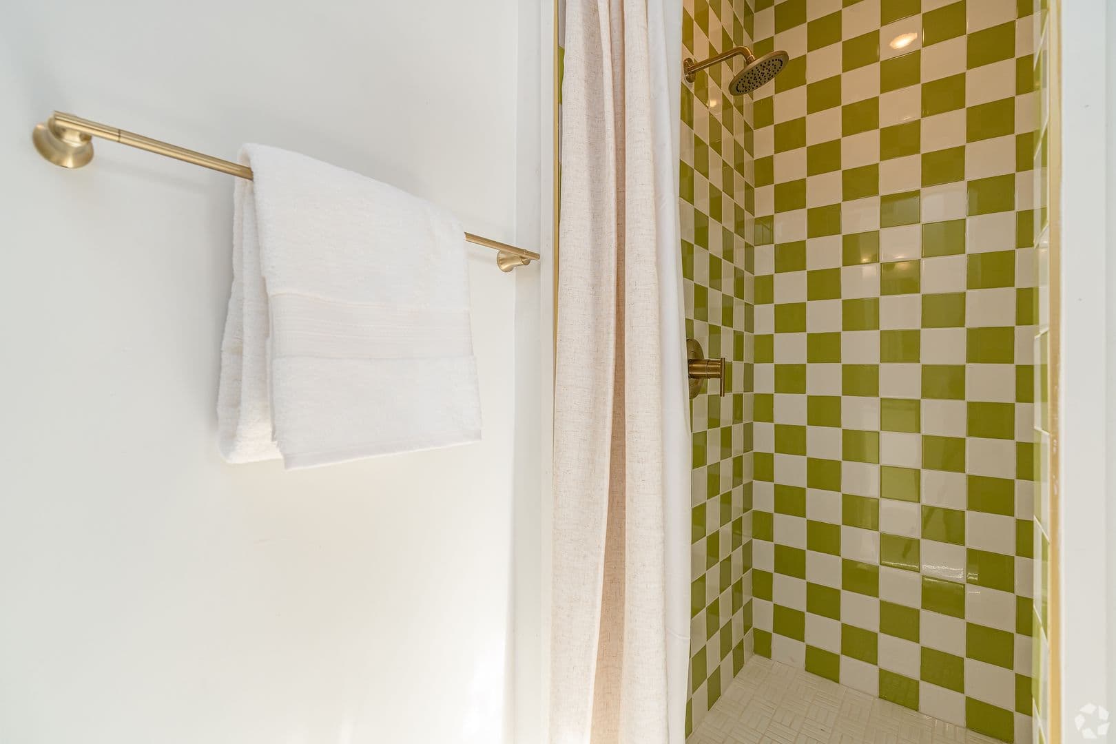Glendale Apartment: 202 E Wilson Ave