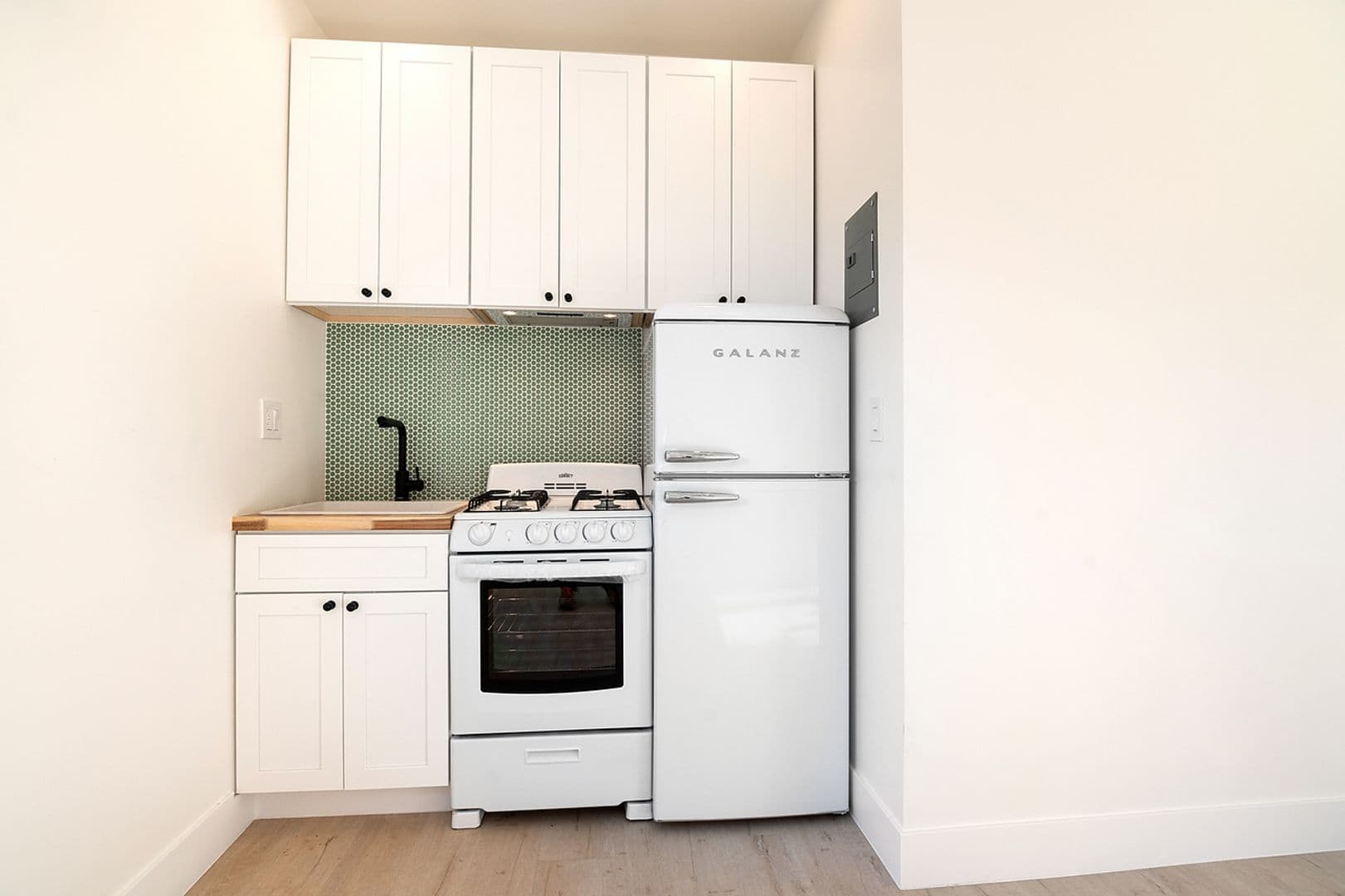 Los Angeles Apartment: 1039 N Bonnie Brae St