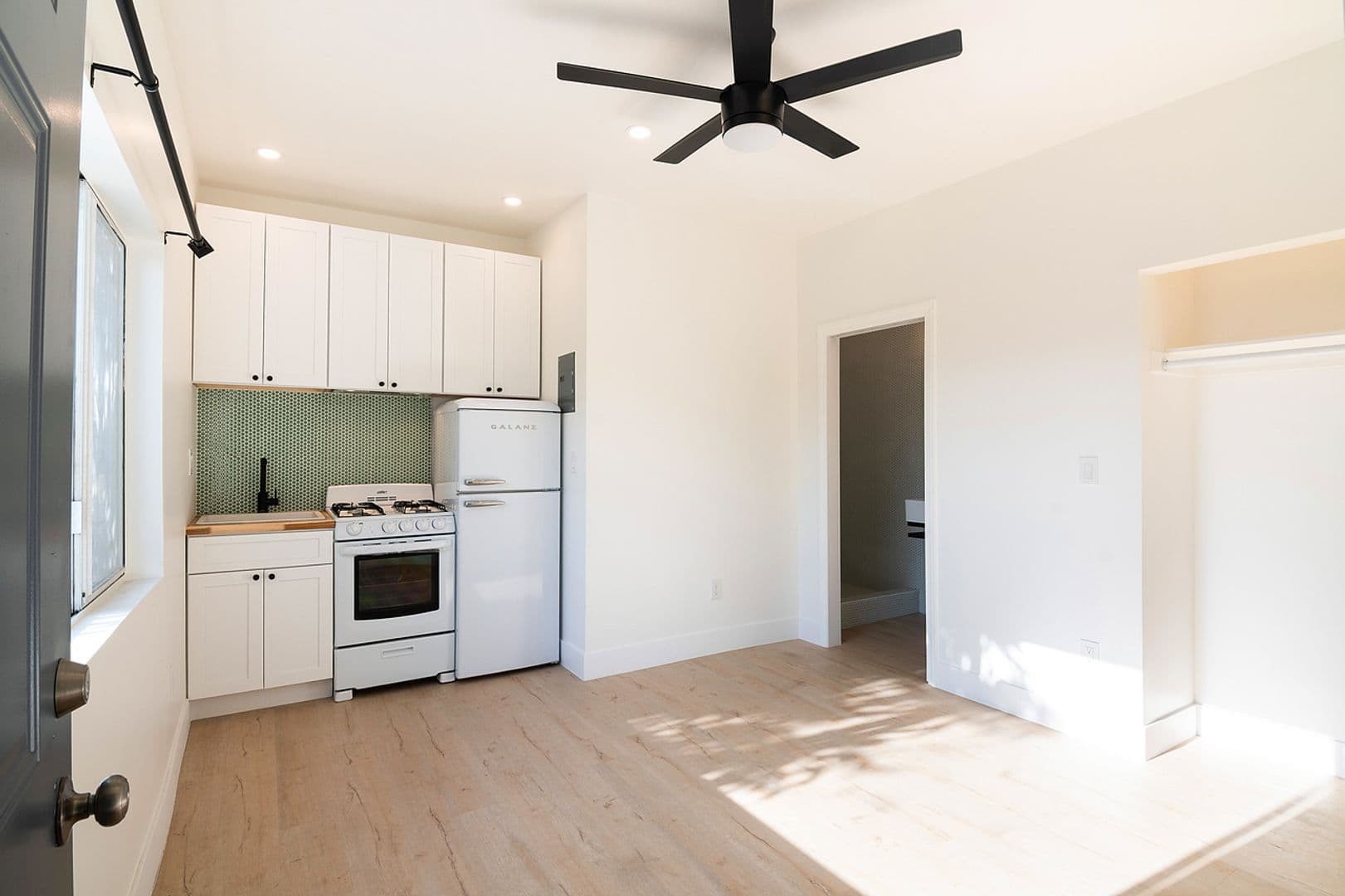 Los Angeles Apartment: 1039 N Bonnie Brae St