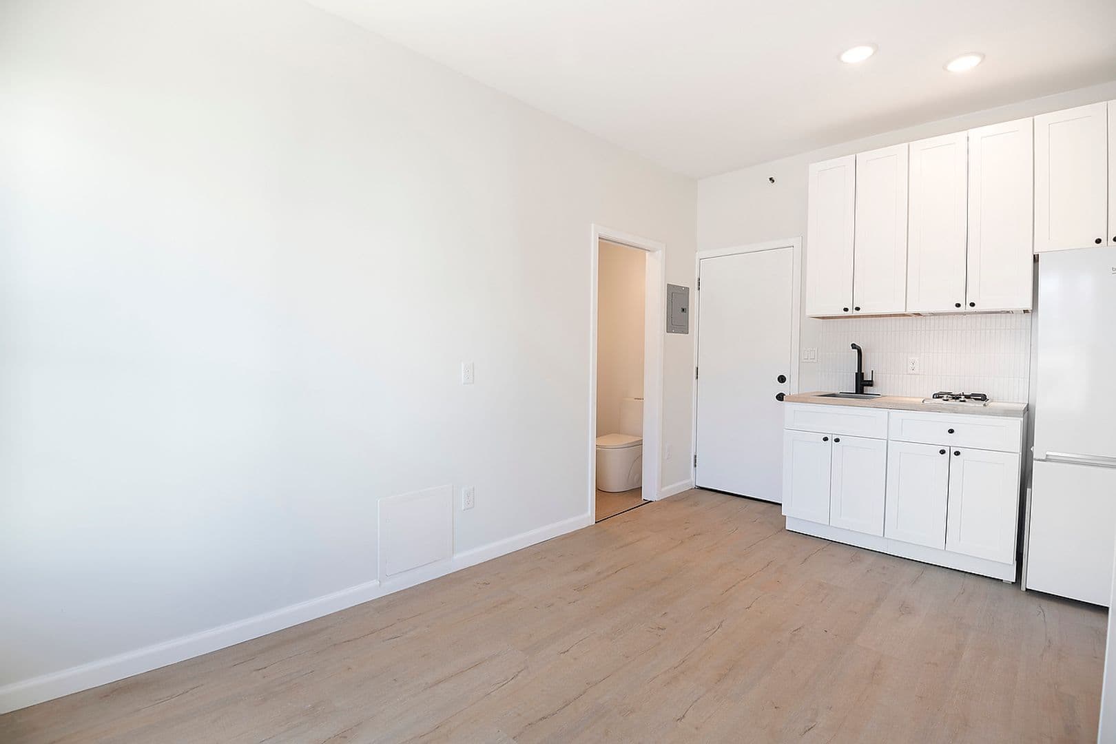 Los Angeles Apartment: 1520 8th St - 303