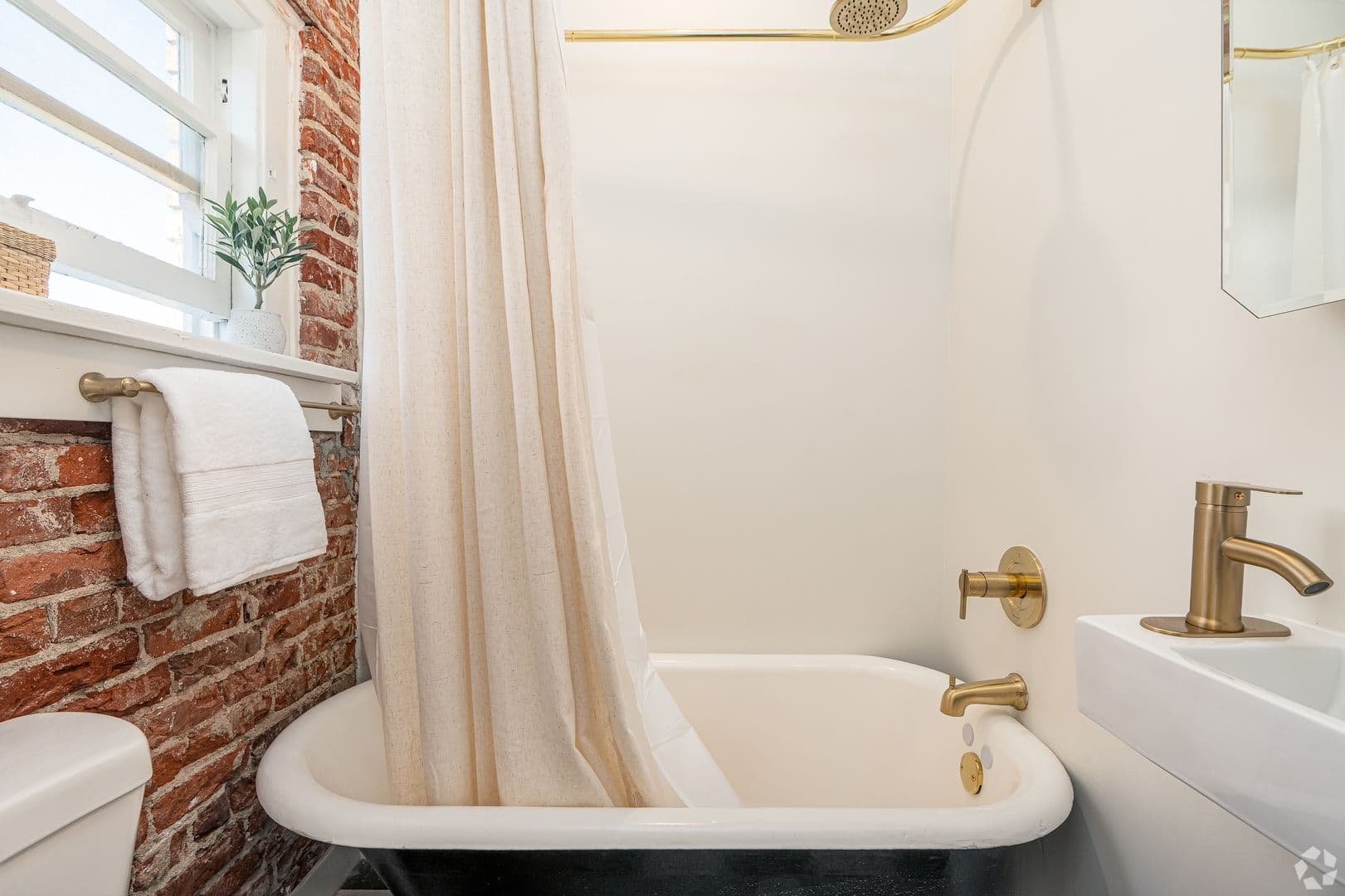 Glendale Apartment: 202 E Wilson Ave