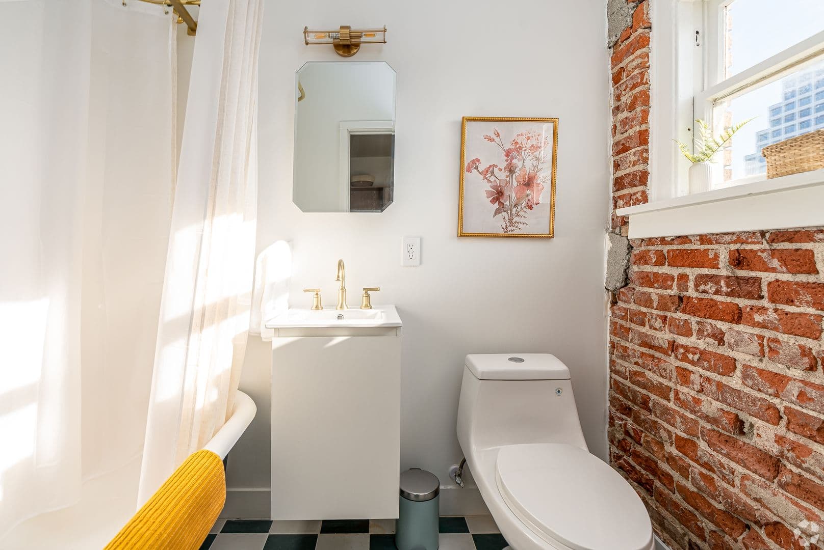 Glendale Apartment: 202 E Wilson Ave