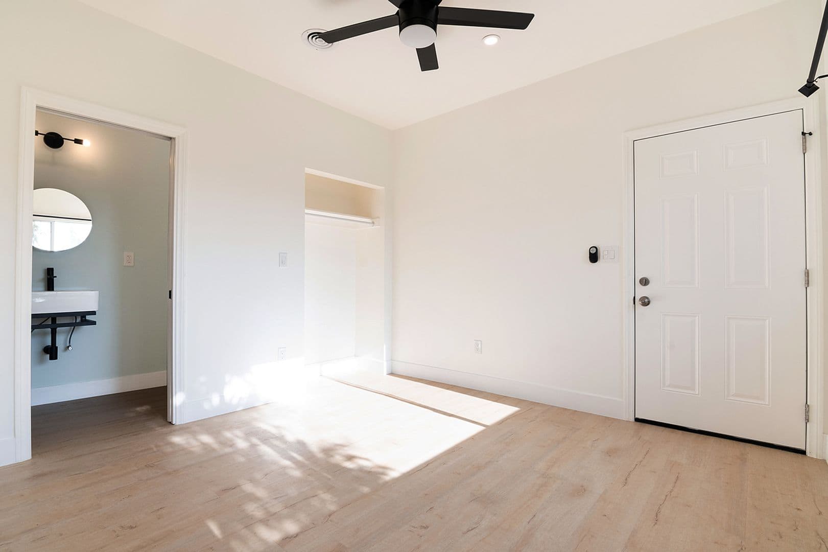 Los Angeles Apartment: 1039 N Bonnie Brae St