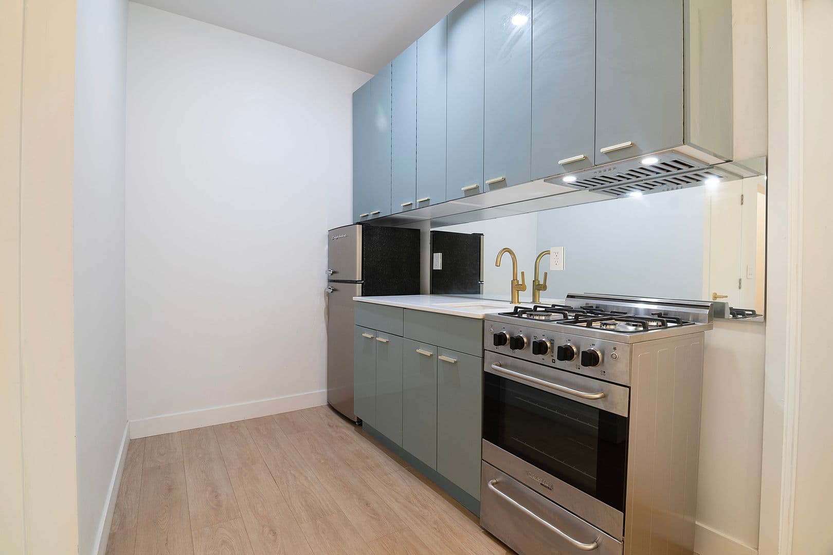 Glendale Apartment: 202 E Wilson Ave