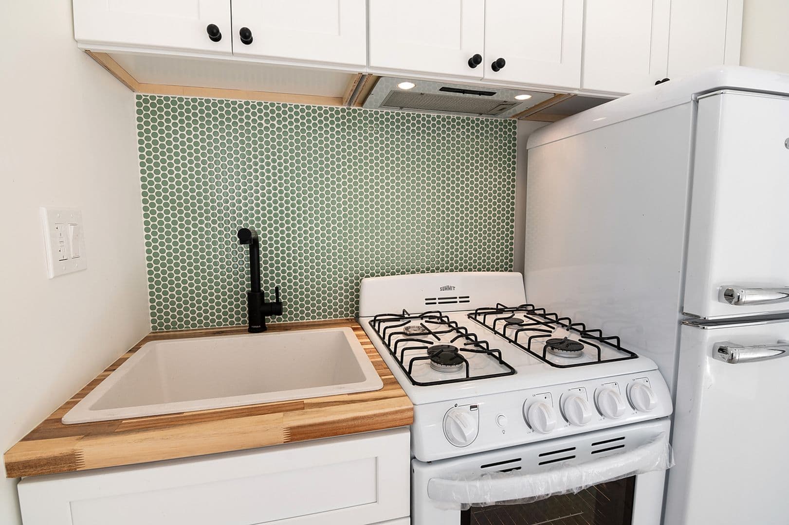 Los Angeles Apartment: 1039 N Bonnie Brae St