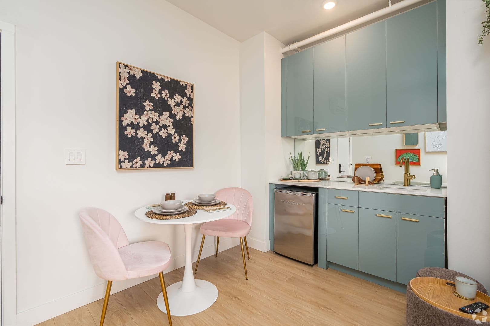 Glendale Apartment: 202 E Wilson Ave