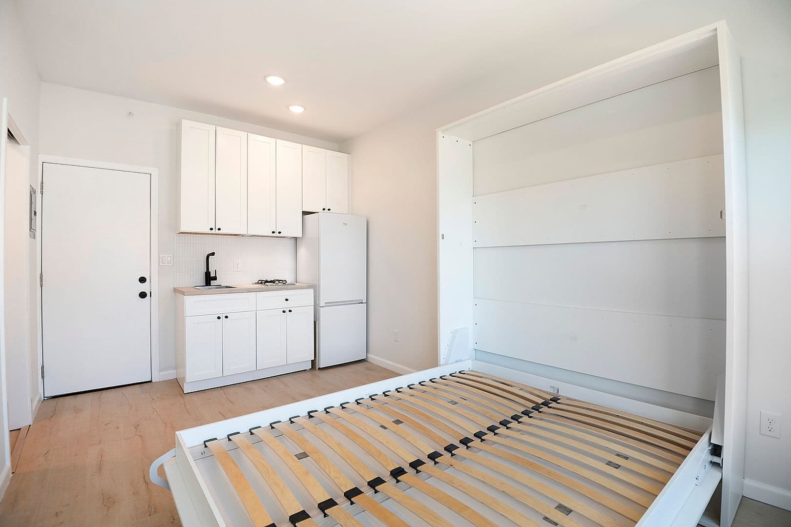 Los Angeles Apartment: 1520 8th St - 303