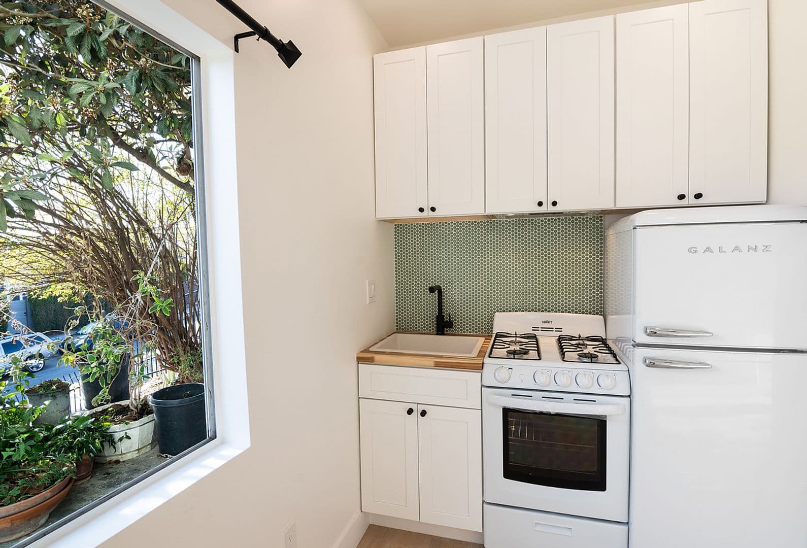 Los Angeles Apartment: 1039 N Bonnie Brae St