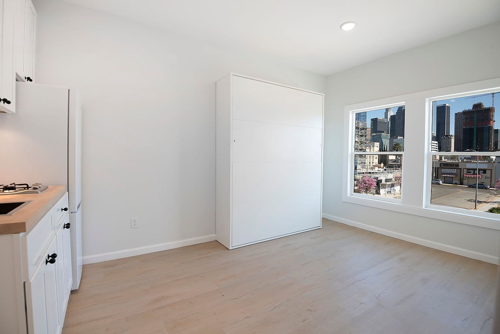 Los Angeles Apartment: 1520 8th St - 303