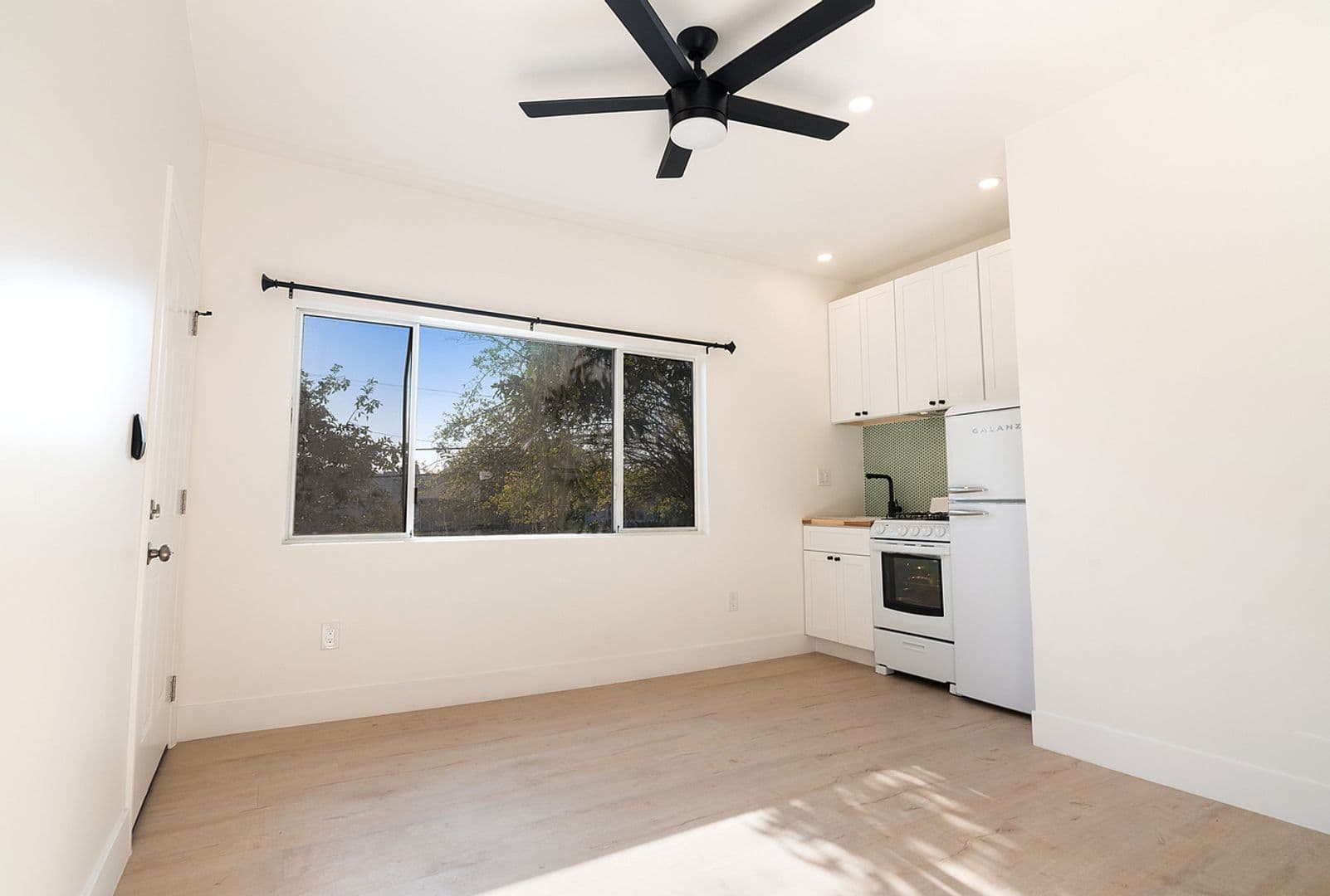 Los Angeles Apartment: 1039 N Bonnie Brae St