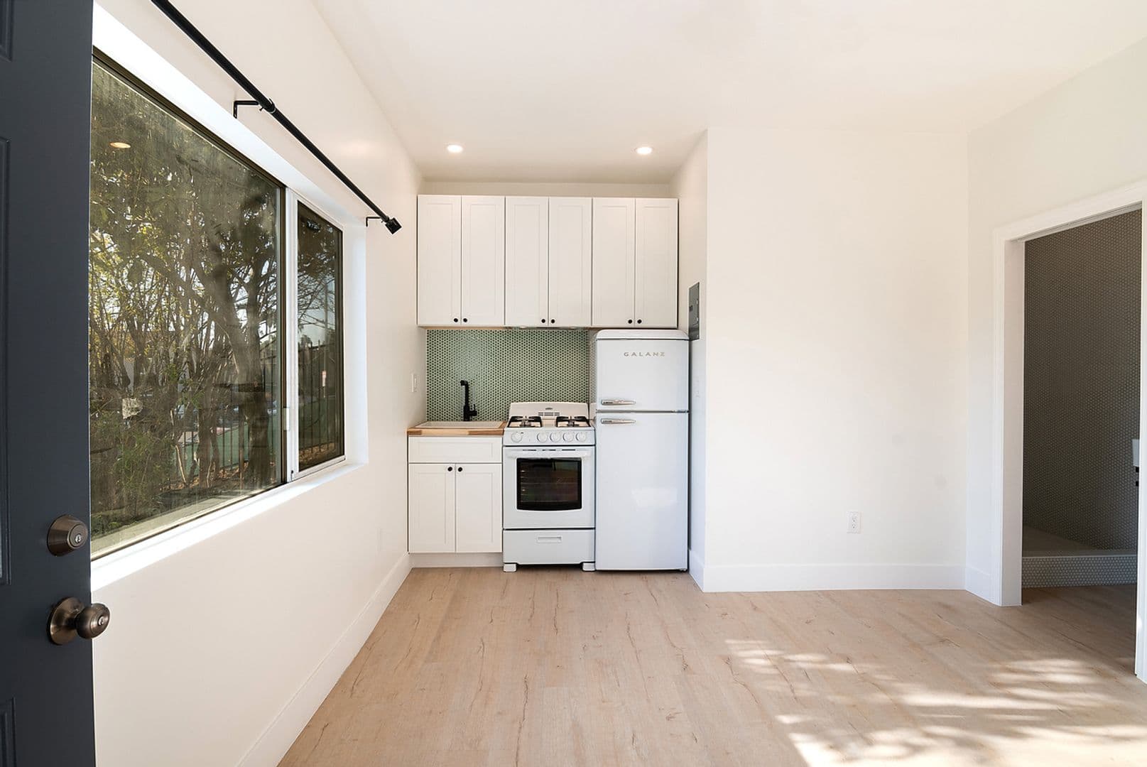 Los Angeles Apartment: 1039 N Bonnie Brae St