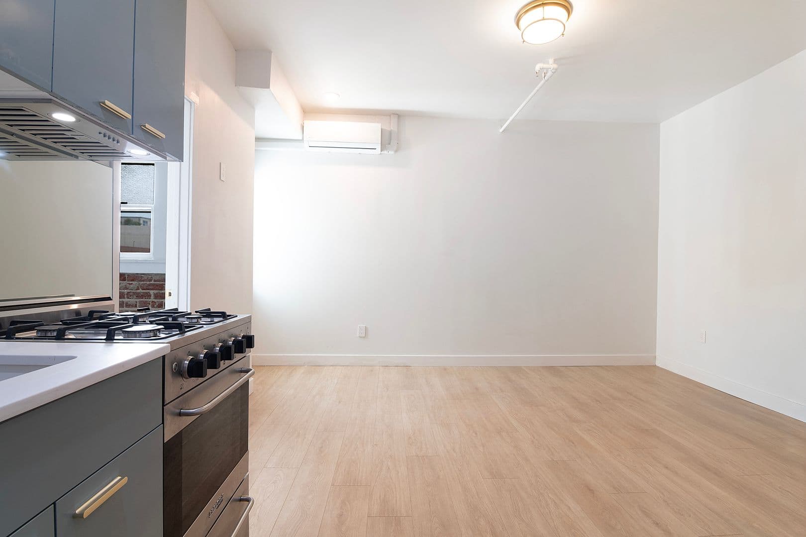 Glendale Apartment: 202 E Wilson Ave
