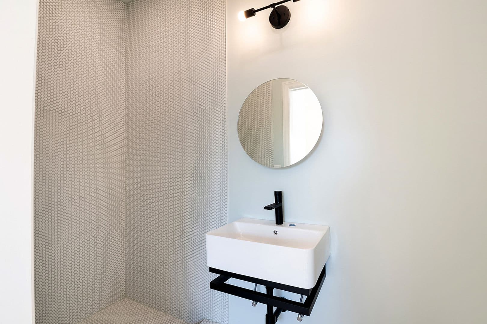 Los Angeles Apartment: 1039 N Bonnie Brae St