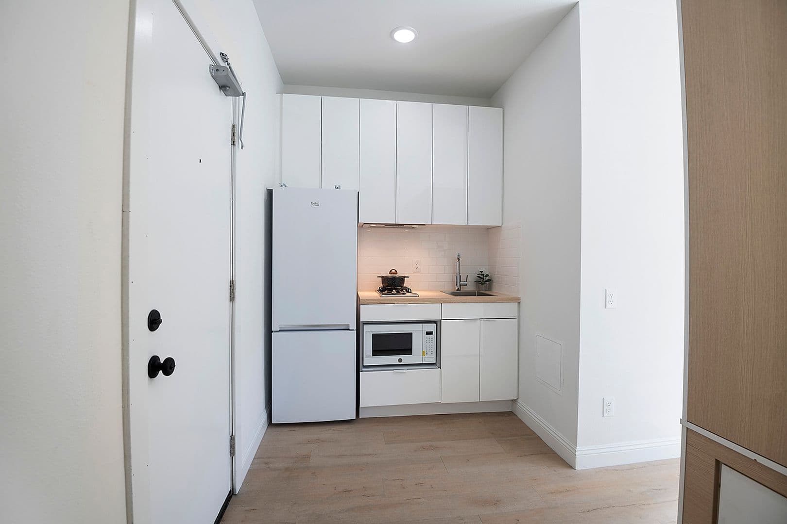 Los Angeles Apartment: 1520 8th St - 207