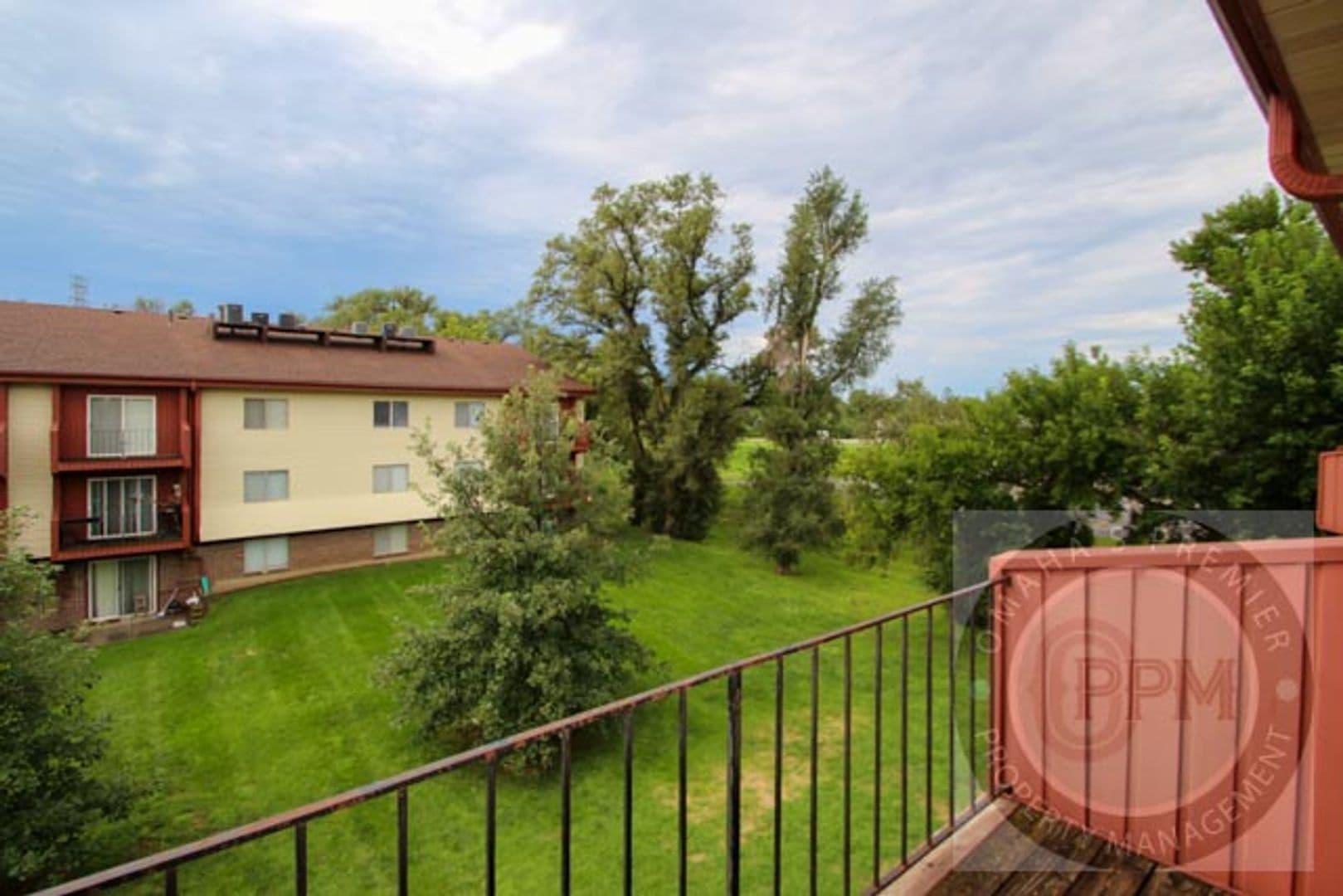 Bellevue Apartment: 818 Lincoln Rd