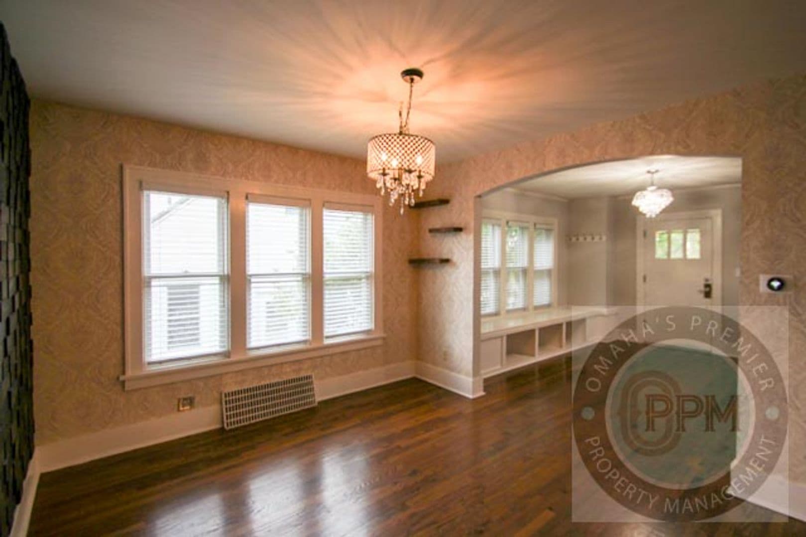 Omaha House: 6011 Walnut St
