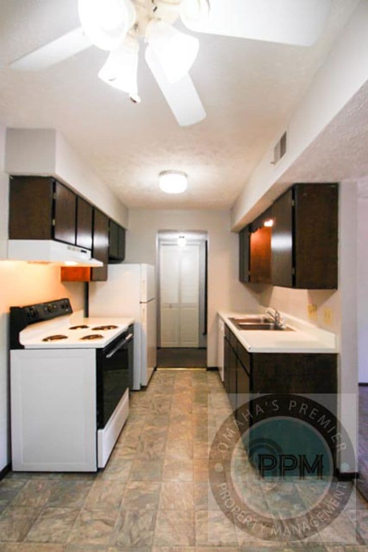 Bellevue Apartment: 818 Lincoln Rd
