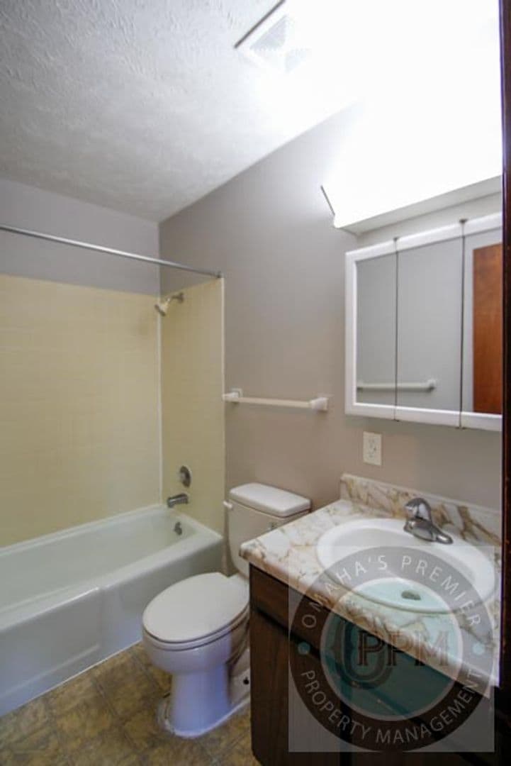 Bellevue Apartment: 818 Lincoln Rd