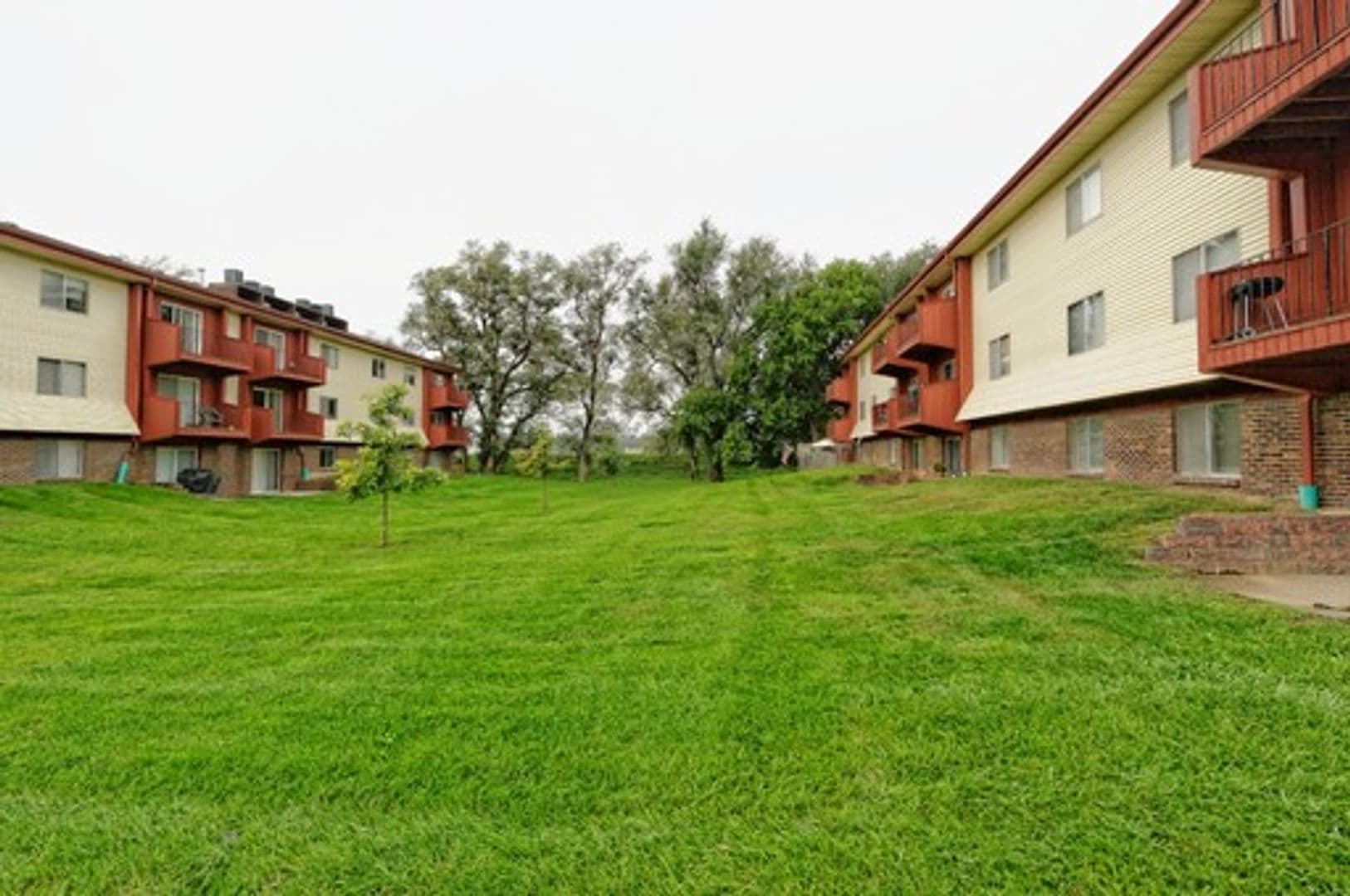 Bellevue Apartment: 818 Lincoln Rd