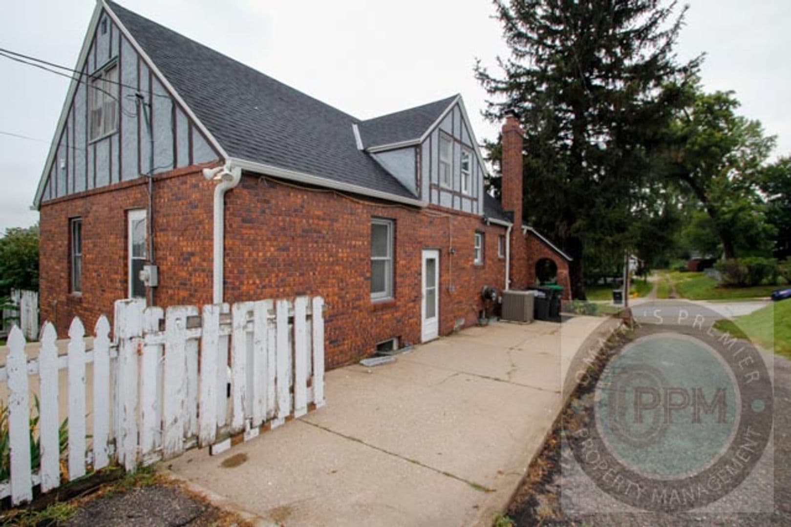 Omaha House: 6011 Walnut St