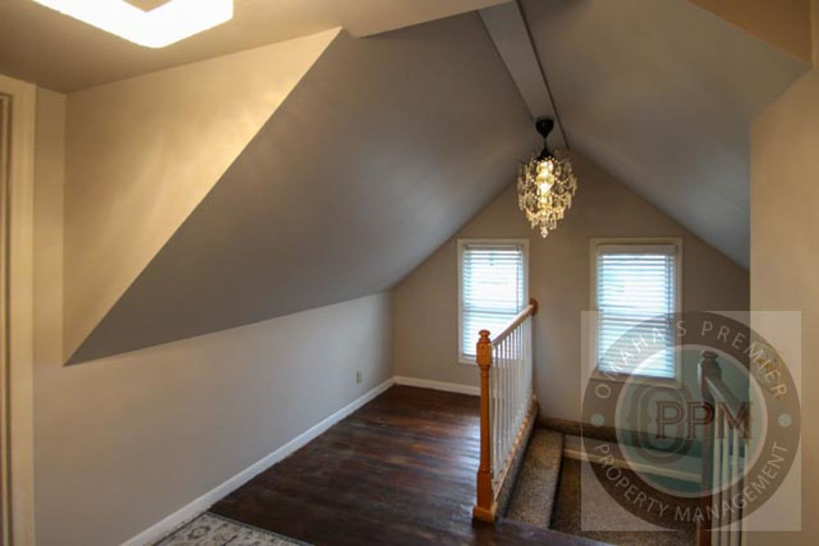 Omaha House: 6011 Walnut St