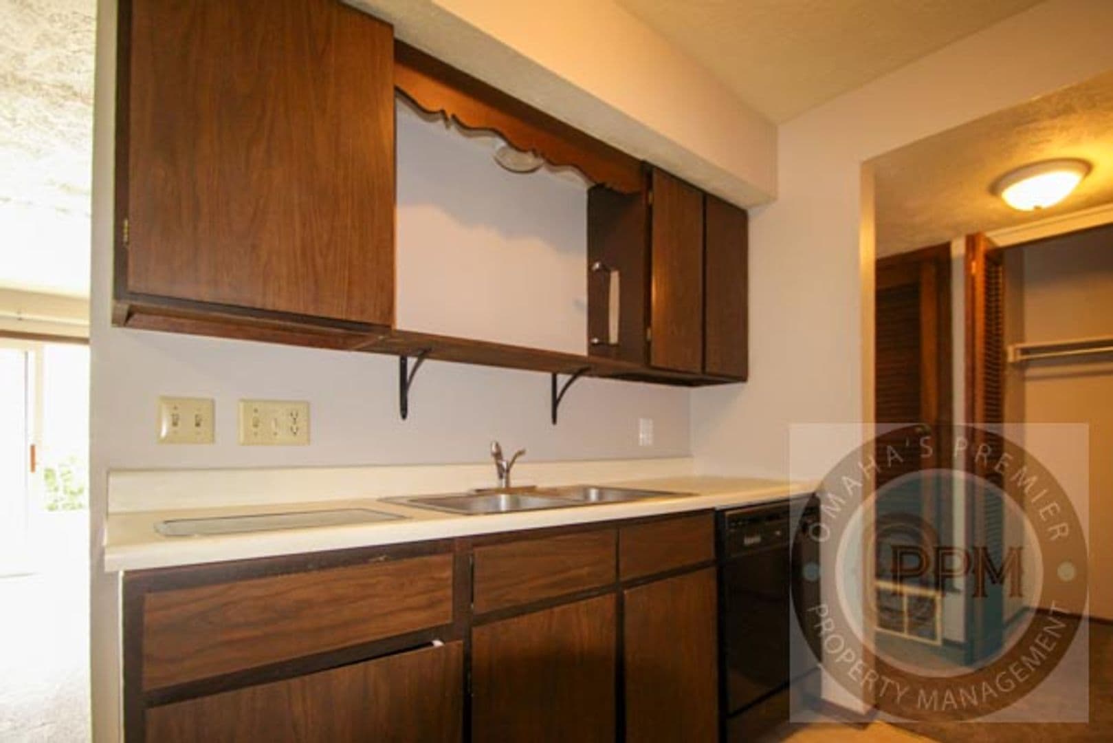 Bellevue Apartment: 818 Lincoln Rd