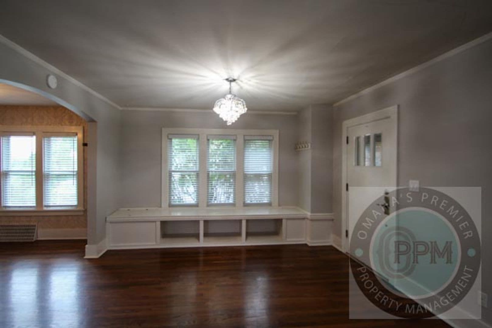 Omaha House: 6011 Walnut St