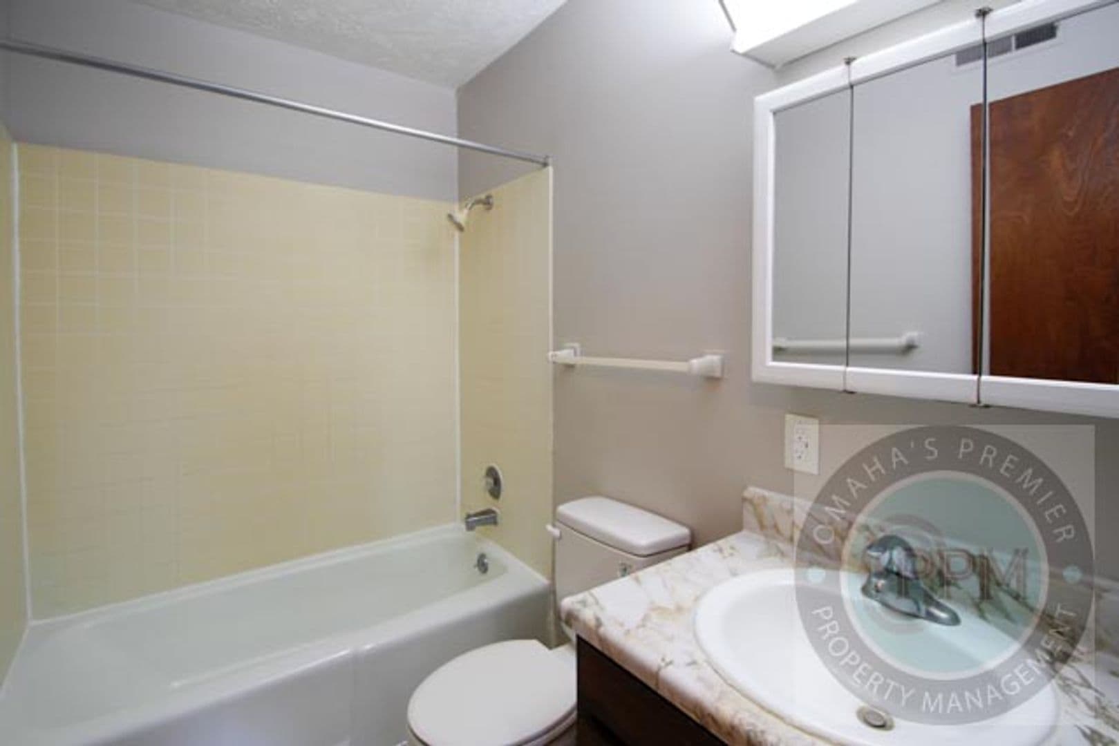 Bellevue Apartment: 818 Lincoln Rd