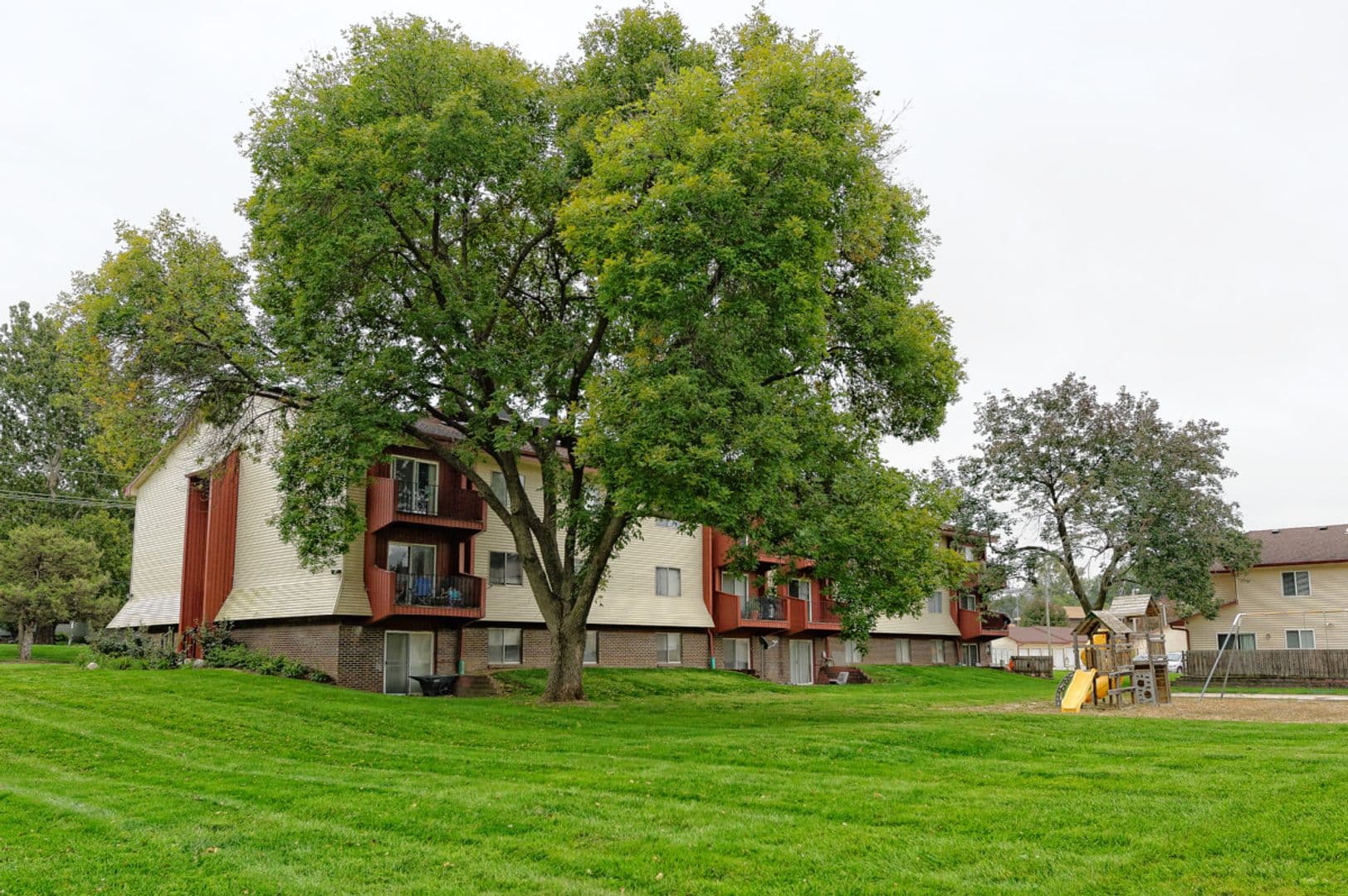 Bellevue Apartment: 818 Lincoln Rd
