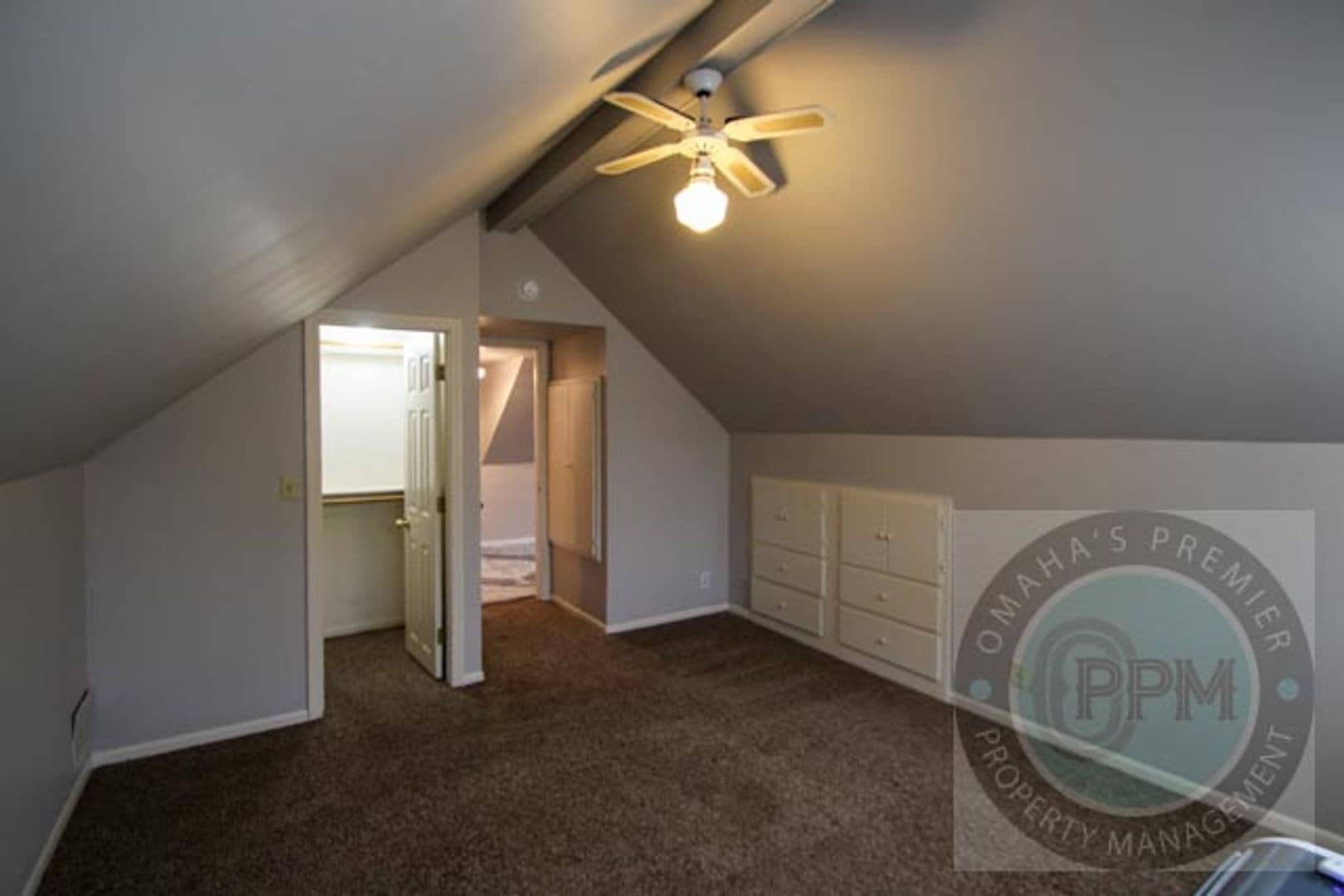 Omaha House: 6011 Walnut St