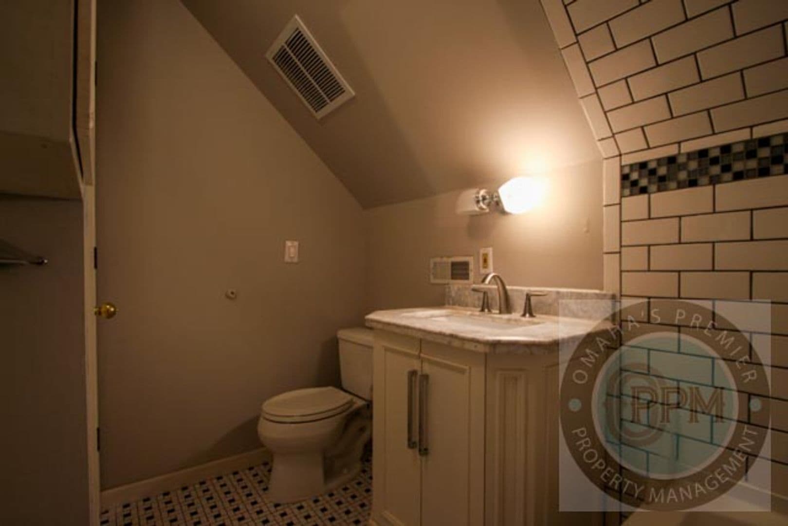 Omaha House: 6011 Walnut St