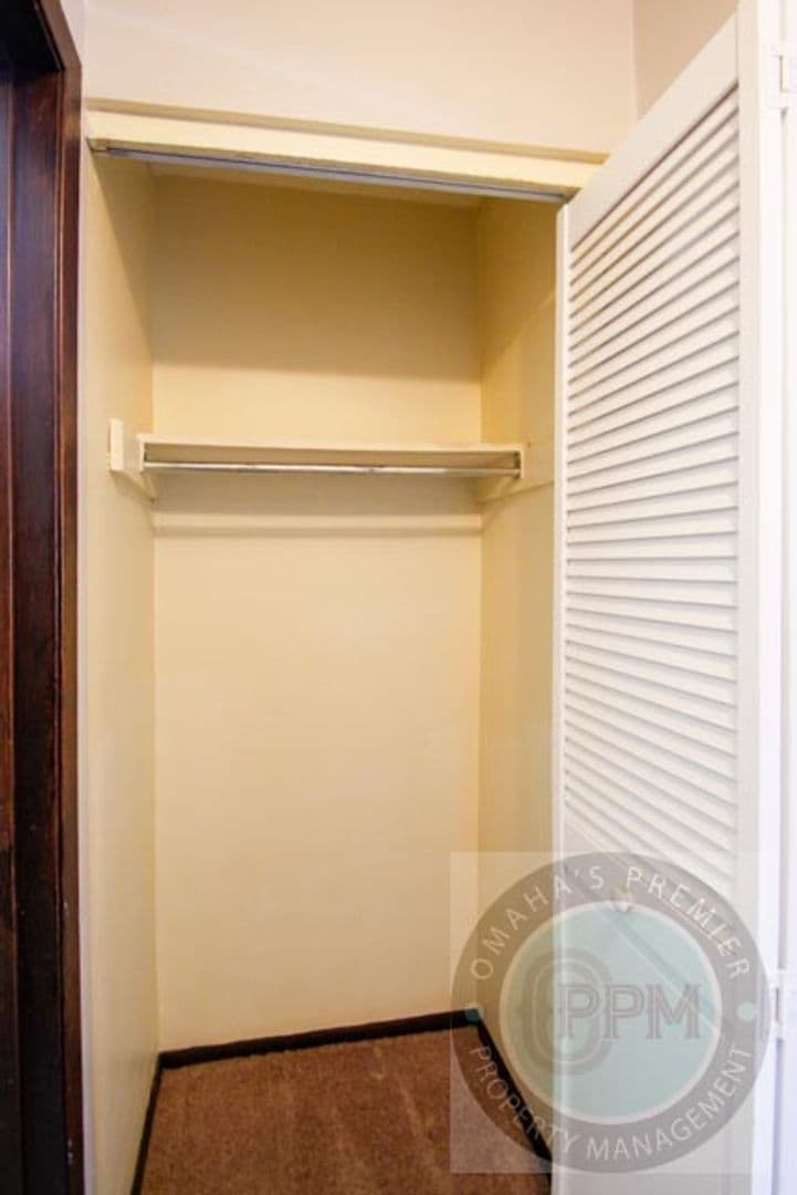 Bellevue Apartment: 818 Lincoln Rd