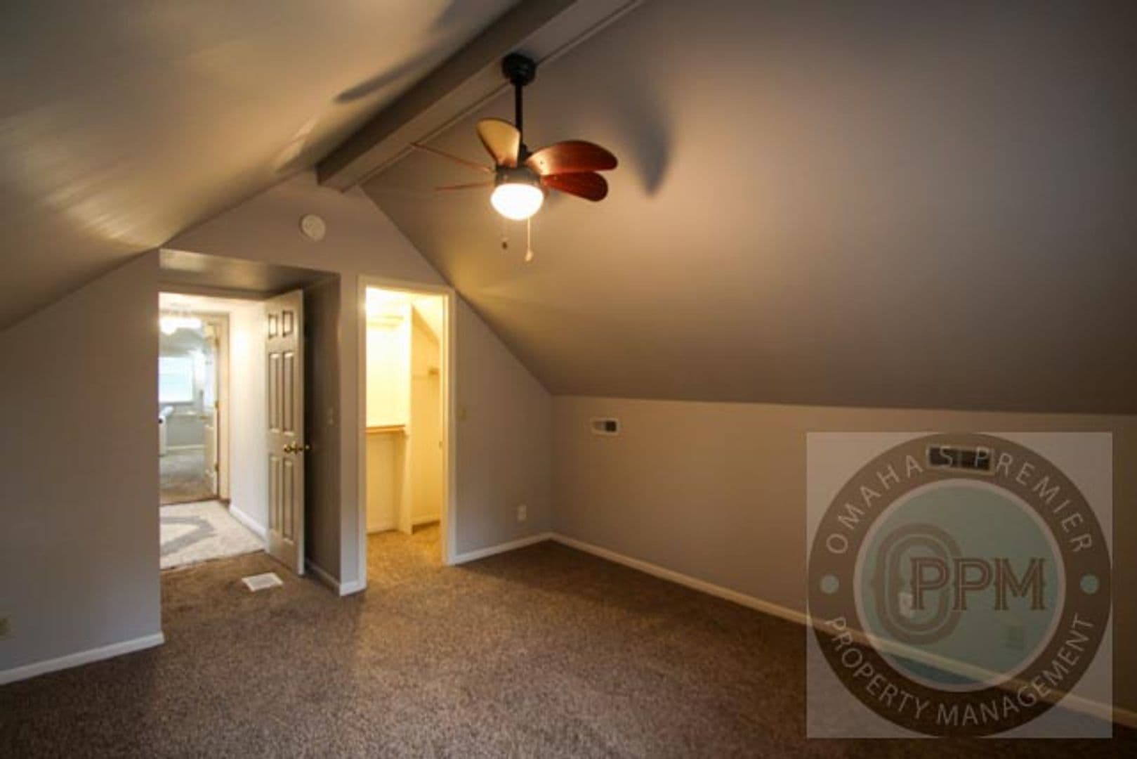 Omaha House: 6011 Walnut St