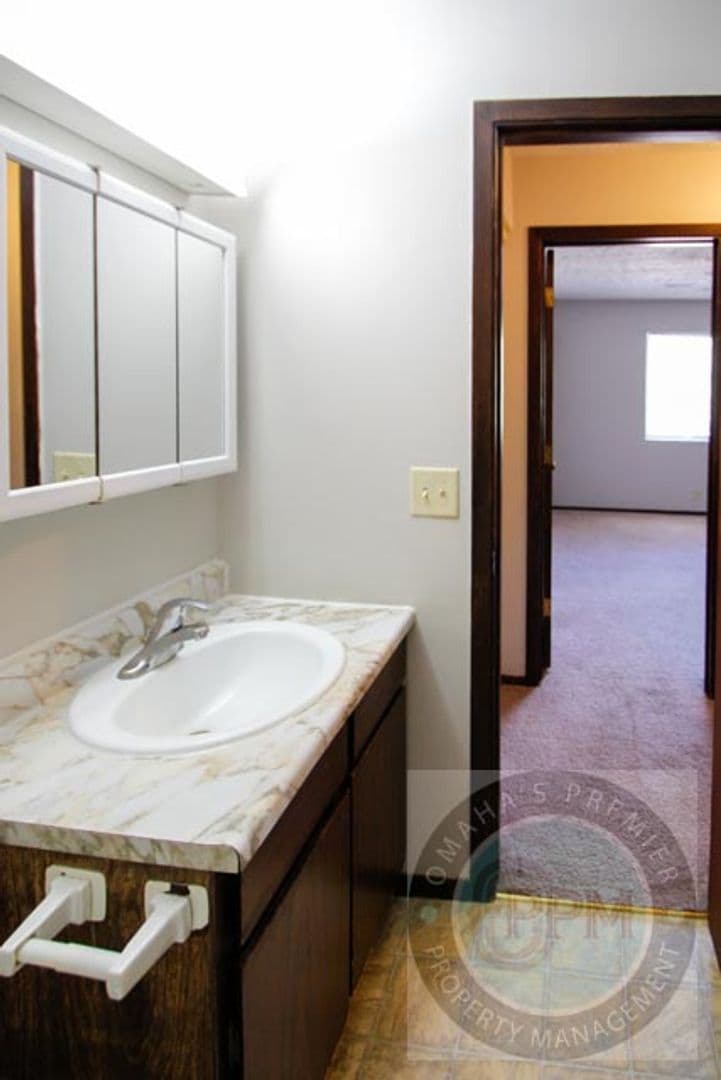 Bellevue Apartment: 818 Lincoln Rd