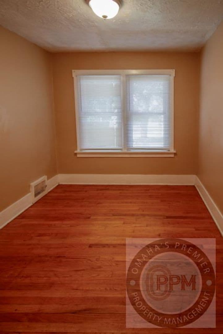 Omaha Apartment: 2114 L St