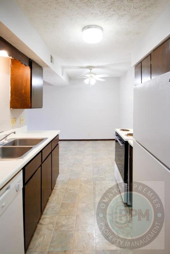 Bellevue Apartment: 818 Lincoln Rd