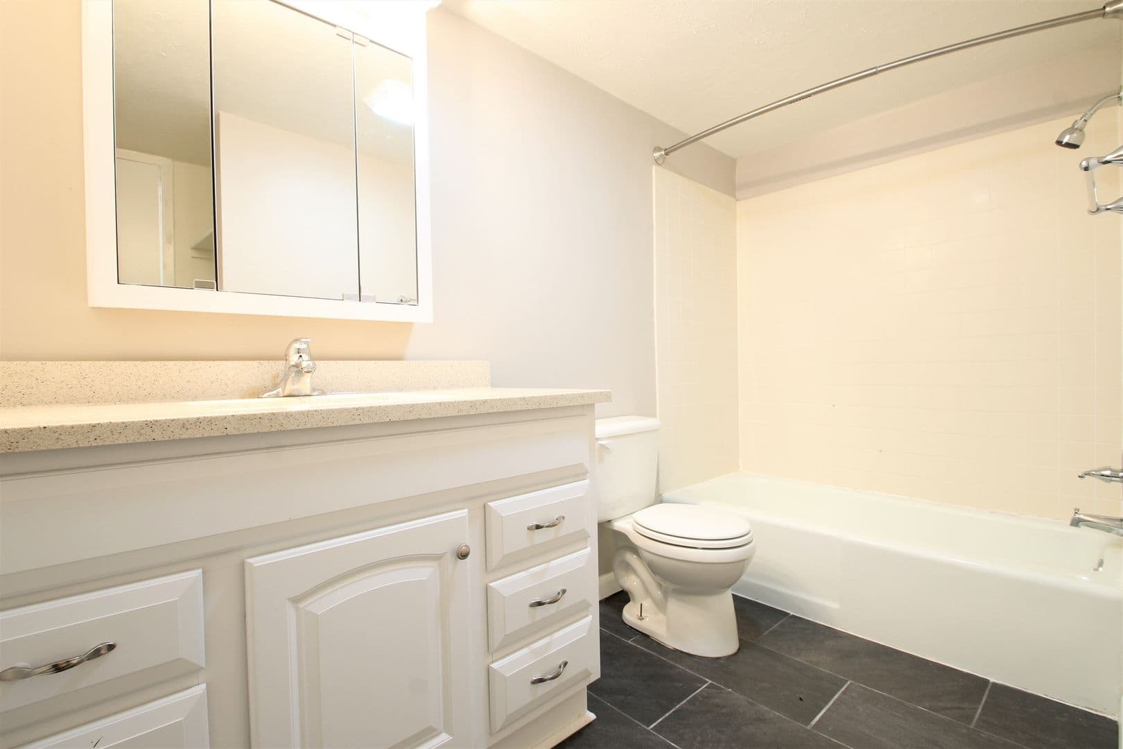 Bellevue Apartment: 818 Lincoln Rd