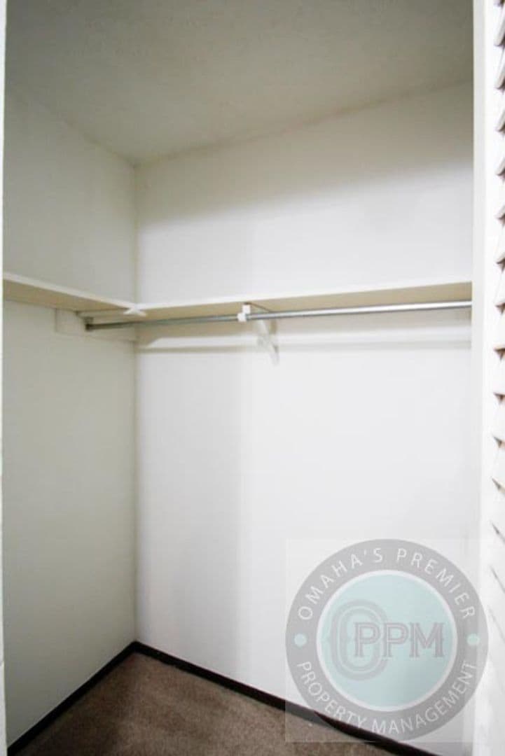 Bellevue Apartment: 818 Lincoln Rd