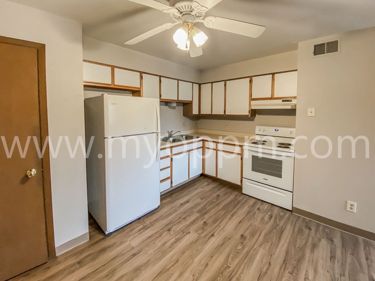 Bennington Apartment: 15605 N 4th St