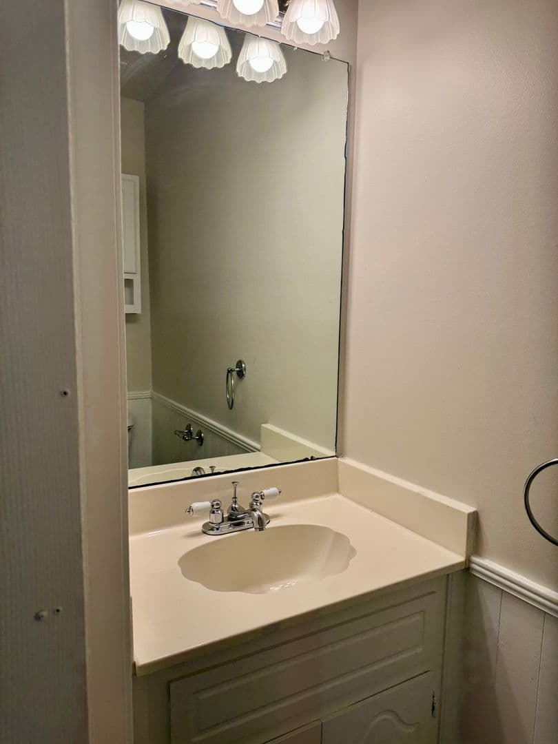 Clarksville House: 1349 Jenny Ln