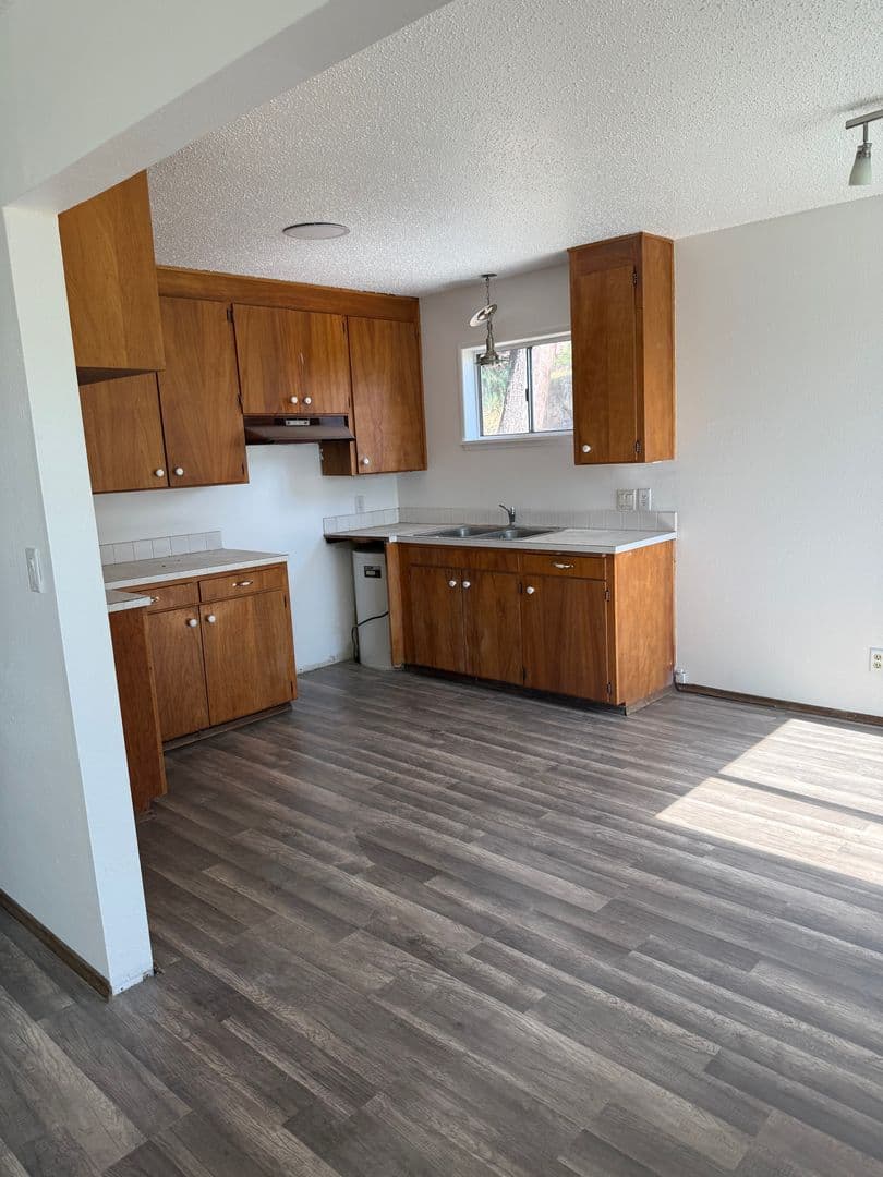 Pullman Apartment: 1430 NW Deane St