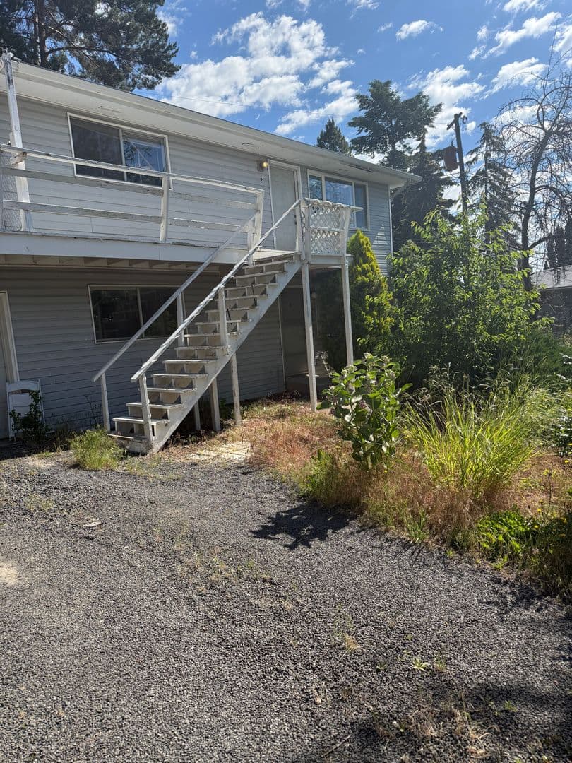 Pullman Apartment: 1430 NW Deane St