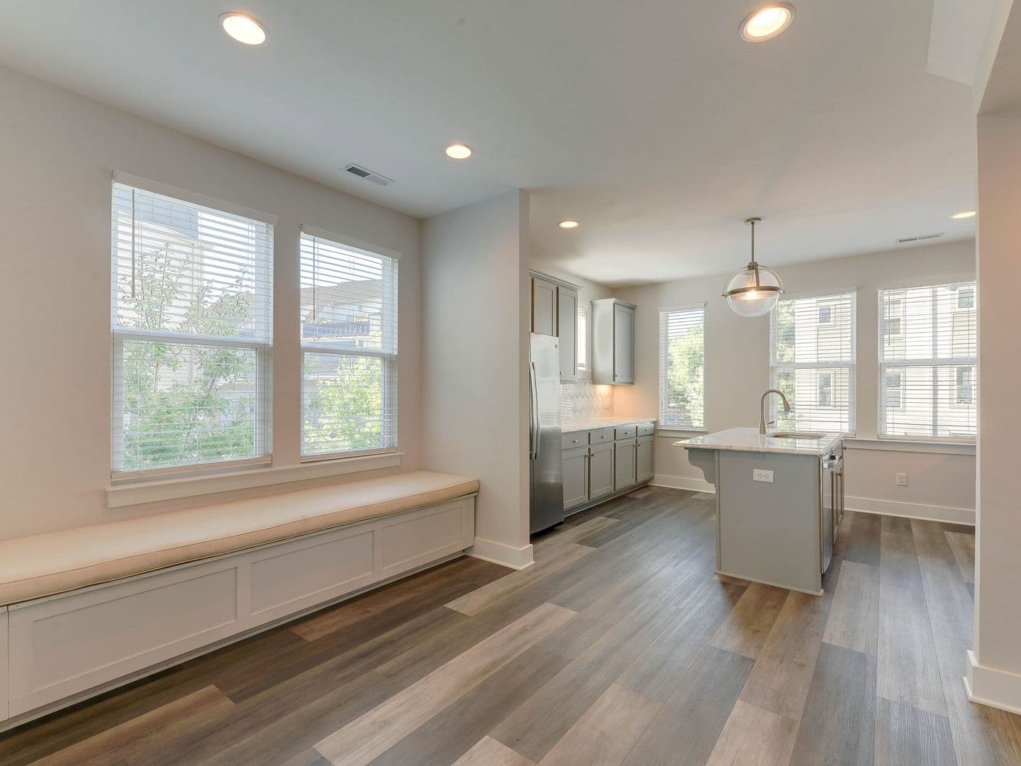 Charlotte Townhome: 606 W. End Dr.