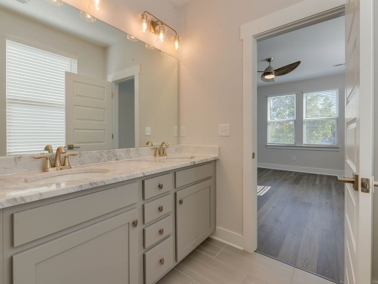 Charlotte Townhome: 606 W. End Dr.