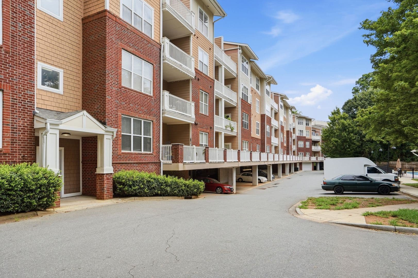 Charlotte Condo: 1000 E Woodlawn Rd #216