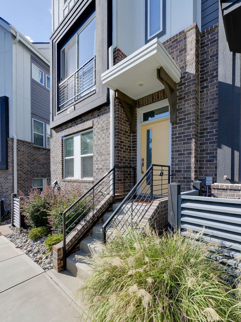 Charlotte Townhome: 606 W. End Dr.