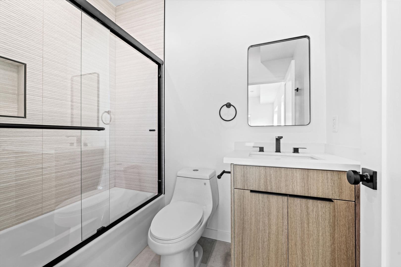 Los Angeles Apartment: 4654 Lomita St