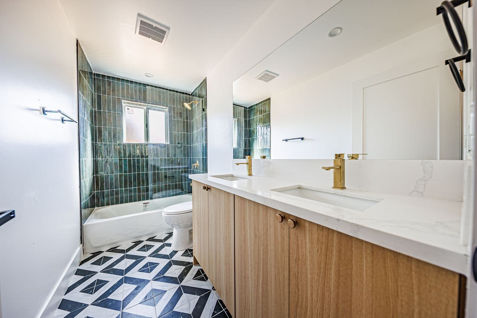 Los Angeles Apartment: 3442 West Blvd