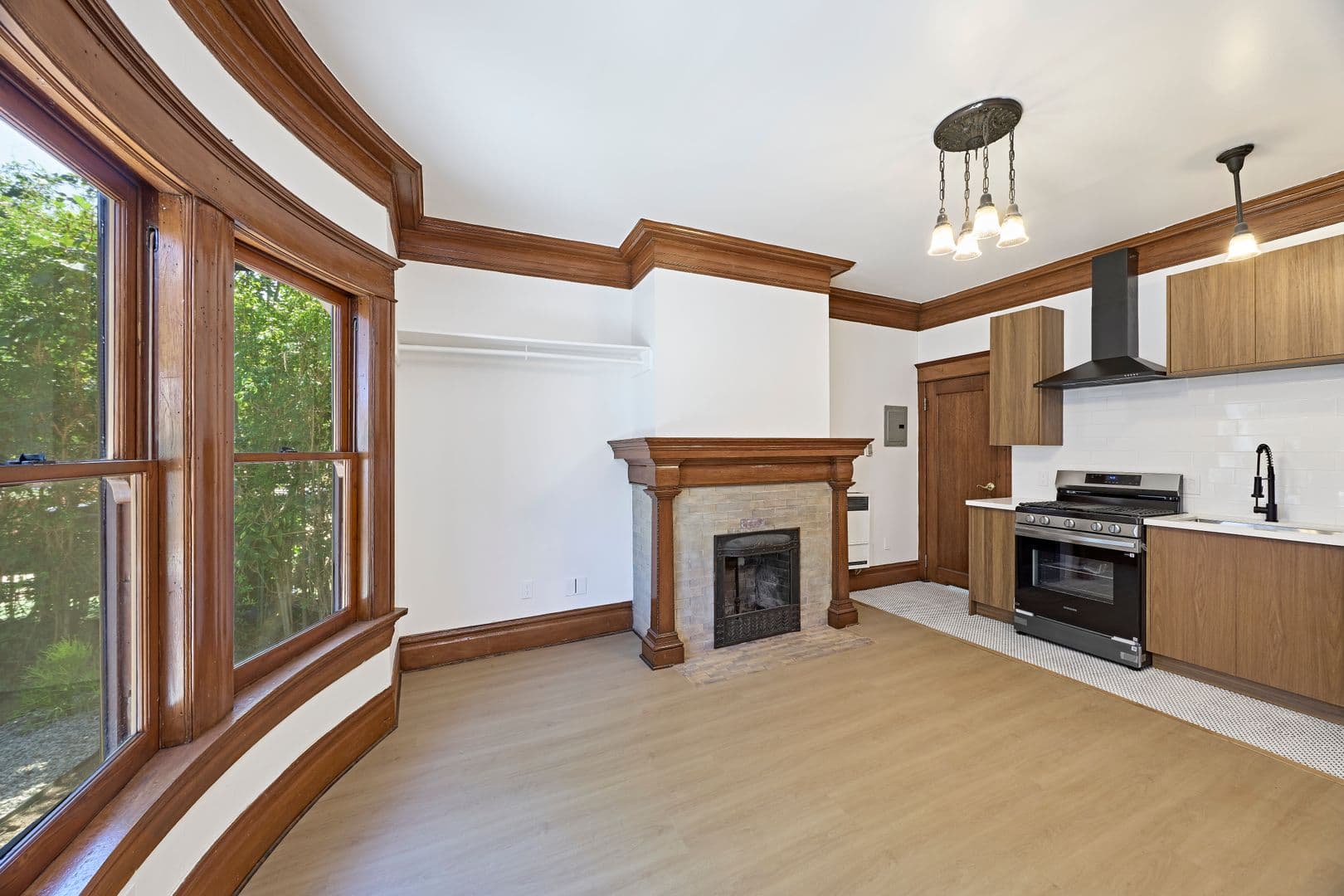 Los Angeles Apartment: 2703 Raymond Ave